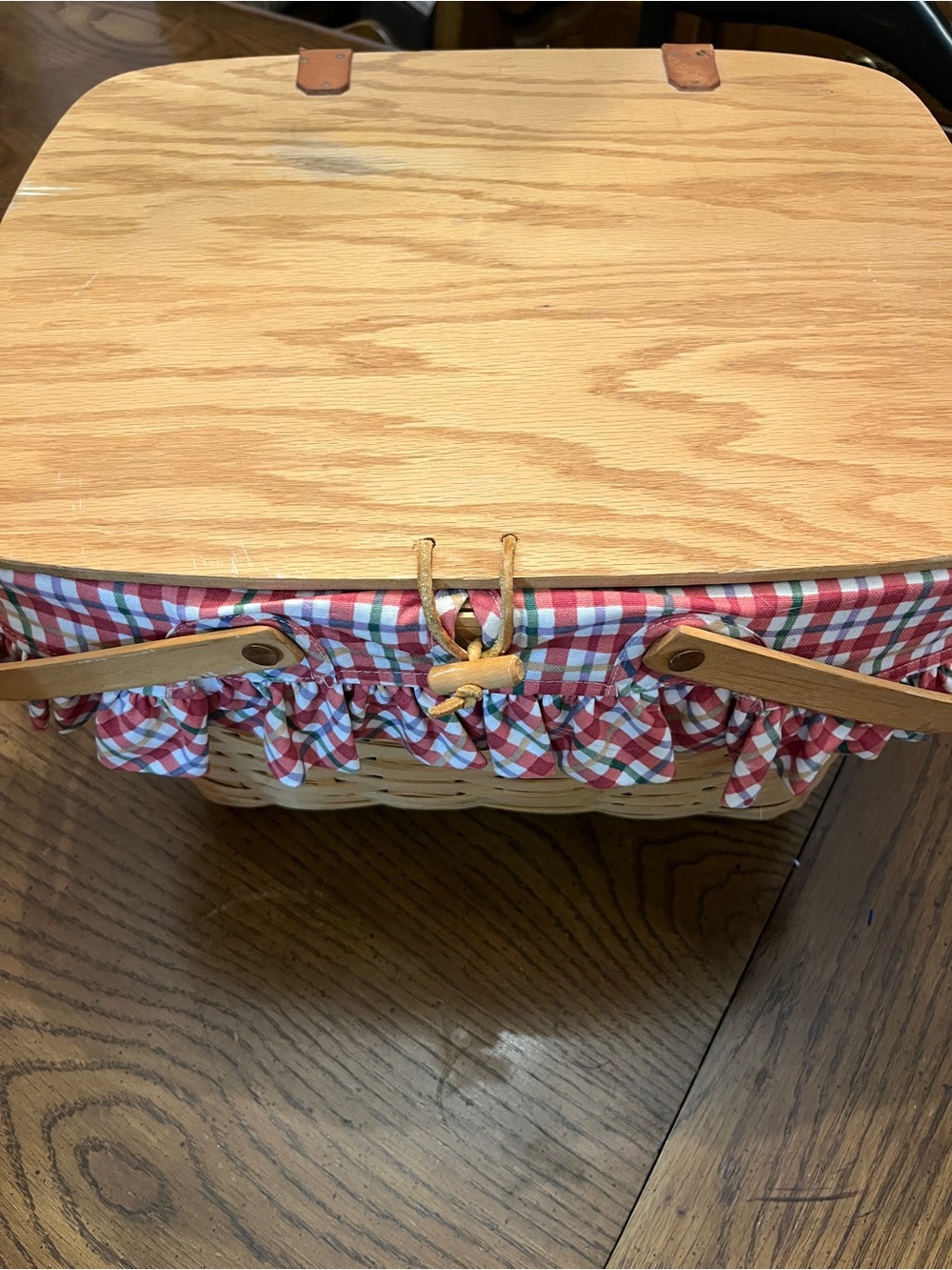 Vintage 1999 Large Longaberger Picnic Basket with plastic protector